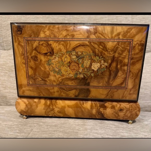 BEAUTIFUL jewelry/music box with IN LAID WOODWORKS made in Sorrento Italy .